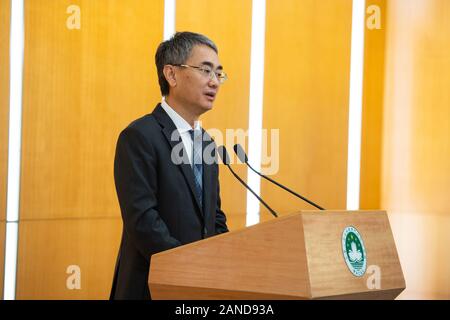 Cheong Weng Chon, Secrétaire général de l'administration et de la Justice, parle lors de la conférence de presse au siège du Gouvernement de Macao à Macao, Chine, 2 déc. Banque D'Images