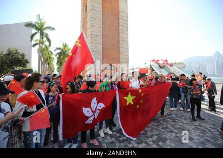 Environ 200 citoyens se rassemblent à Tsim Sha Tsui en chantant l'hymne national d'exprimer l'amour de la Chine et de Hong Kong à Hong Kong, Chine, le 1 décembre 2019. *** L Banque D'Images