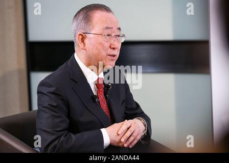 Ancien Secrétaire général de l'Organisation des Nations Unies, Ban Ki-moon, est interviewé au cours de la coopération Asie-Europe de dialogue le deuxième Forum de Boao pour l'Asi Banque D'Images