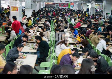 --FILE--travailleurs migrants chinois manger le déjeuner à la cantine, qui peut accueillir plus de 5000 personnes, d'une usine de produits électroniques à Dongguan City, Banque D'Images