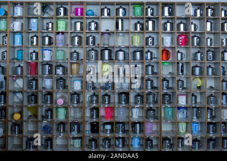 --FILE--travailleurs migrants chinois' tasses disposés avec soin dans un placard à une usine de Guangzhou, province de Guangdong, en Chine du sud Banque D'Images