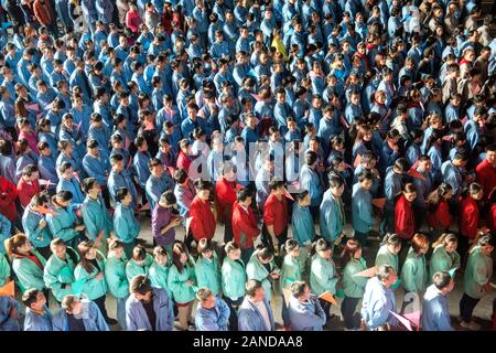 --FILE--ligne de travailleurs migrants chinois à participer à la séance de sport à une usine de produits de papier à Dongguan City, Guangdong Chine du sud bauvin Banque D'Images