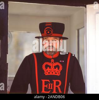 Beefeater (Yeomen Warder) à l'entrée de la Tour de Londres, Tower Hill, le quartier londonien de Tower Hamlets, Greater London, Angleterre, Royaume-Uni Banque D'Images