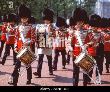 Royal Grenadier Guards Band marche sur le Mall, City of westminster, Greater London, Angleterre, Royaume-Uni Banque D'Images