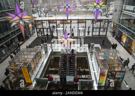 Entrée principale de l'immeuble de Time Warner décoré pour la saison de vacances à Columbus Circle, en face de Central Park à New York. Banque D'Images