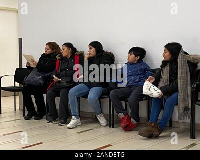 Les gens attendent d'être vu dans la salle d'attente d'un hôpital public à Brooklyn, New York. Banque D'Images