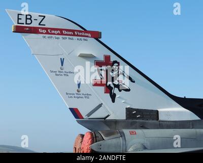 ZA614, un Panavia Tornado Gr4 à partir de 41 e Escadron de la Royal Air Force, le port d'un système de queue spécial pour commémorer Group Captain Don Finlay pour ses réalisations. Banque D'Images