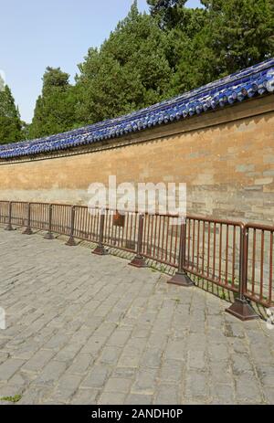 Vue sur le mur de l'écho entourant la voûte céleste impériale dans le complexe du Temple du Ciel, Beijing, Chine Banque D'Images