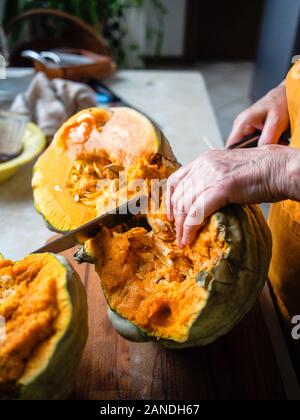 La préparation et la découpe d'une citrouille bio frais Banque D'Images