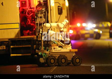 Monuments historiques, l'Irlande du Nord. 16 janvier, 2020. Démineurs de l'armée britannique est arrivé sur les lieux sur la route de l'érable et Lurgan Parc de Crumlin, comté d'Antrim, en Irlande du Nord le Jan 17, 2020. Des maisons ont été évacuées par les agents de police PSNI après un objet suspect a été découvert à proximité d'un développement immobilier tard jeudi soir. Credit : Irish Eye/Alamy Live News Banque D'Images