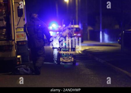 Monuments historiques, l'Irlande du Nord. 16 janvier, 2020. Démineurs de l'armée britannique est arrivé sur les lieux sur la route de l'érable et Lurgan Parc de Crumlin, comté d'Antrim, en Irlande du Nord le Jan 17, 2020. Des maisons ont été évacuées par les agents de police PSNI après un objet suspect a été découvert à proximité d'un développement immobilier tard jeudi soir. Credit : Irish Eye/Alamy Live News Banque D'Images