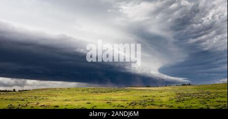 Des nuages de tempête spectaculaires s'annoncent à l'approche d'un orage de supercellules près de Biddle, Montana Banque D'Images