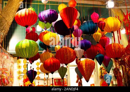 Hanoi, Vietnam - Jan 15, 2020 : vente de décorations pour la nouvelle année lunaire vietnamienne à Hang Ma street Banque D'Images