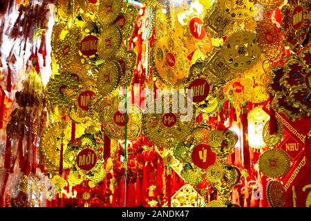 Hanoi, Vietnam - Jan 15, 2020 : vente de décorations pour la nouvelle année lunaire vietnamienne à Hang Ma street Banque D'Images