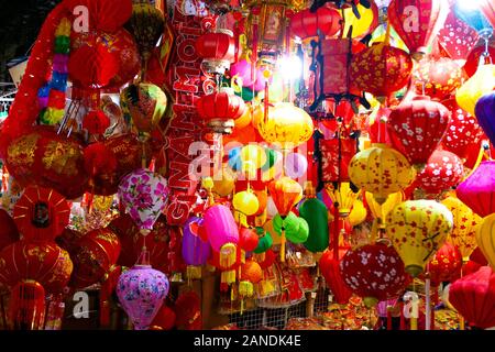 Hanoi, Vietnam - Jan 15, 2020 : vente de décorations pour la nouvelle année lunaire vietnamienne à Hang Ma street Banque D'Images