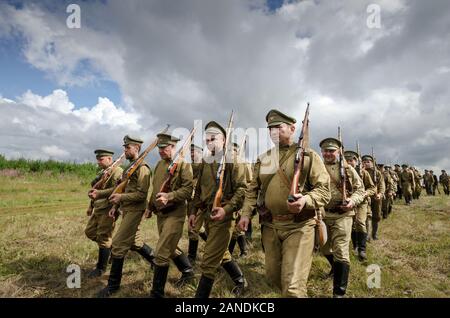 Pokrovskoye, région de Sverdlovsk, en Russie, le 17 juillet 2016. Reconstitution historique de la guerre civile russe dans l'Oural, des soldats de l'armée rouge déménagement à Banque D'Images