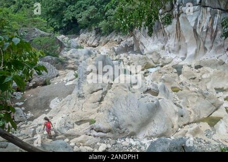 La rivière Tinipak traverse un terrain montagneux avec des rapides et une grotte avec une piscine naturelle. Banque D'Images