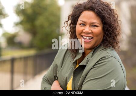 Belle mature African American Woman sourire et rire. Banque D'Images