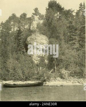 Le guide standard ; l'île Mackinac et du nord du lac, près de la rue George oss . a été supplantée par theStars et rayures, un emblème qui avait eu sa naissance puisque l'ancienne fortwas les jeunes. La sélection de Mackinac comme lieu d'une fortification a été déterminée par les Français en 1673 en raison de son importance stratégique, hereat la convergence des grandes mers intérieures, où il contrôlait l'avenuesof.la fourrure et les routes commerciales vers le nord-ouest. Il est à-jour comme il wasthen, la clé des lacs. Si les forces hostiles jamais confronter un-autre ici dans le lac régions du continent, le nom Banque D'Images