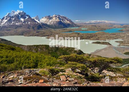 Belle vue sur le paysage de la patagonie au parc national Torres del Paine, Chili, avec lac Grey et d'autres lacs en différentes couleurs Banque D'Images