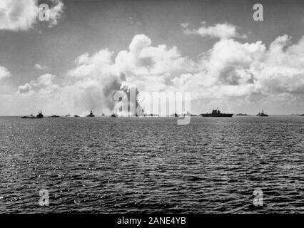 Atoll de Bikini Test de la bombe atomique, 1946 : Vue de la flotte cible immédiatement après l'éclatement de l'antenne 'Capables' le 1er juillet 1946. Le porte-avions USS Saratoga (CV-3) est au centre avec USS Indépendance (CVL-22) La combustion au centre-gauche. L'ex-cuirassé japonais Nagato est entre eux. Remarque Le navire à gauche à côté de l'USS Missouri (BB cuirassé-38) d'essayer de laver les avec la radioactivité (contaminé) l'eau de la lagune. Banque D'Images