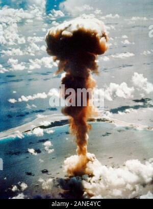 L'exploitation croisée des chemins d'explosion. Vue aérienne de champignon atomique à partir de la bombe atomique en mesure, l'atoll de Bikini dans le Pacifique. 1 juillet 1946 Banque D'Images