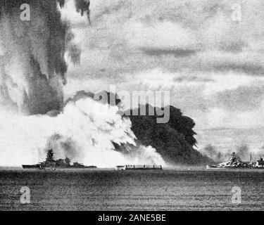 Le Baker tourné de l'opération Crossroads, Bikini Atoll, 25 juillet 1946. Comme la colonne de pulvérisation s'effondre un 900 pieds de hauteur de vague 'base' de matières radioactives de la brume enveloppe le navire cible. L'expédition dans l'avant-plan (à gauche) est le cuirassé japonais Nagato. 25 Juillet 1946 Banque D'Images