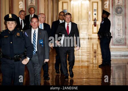 Beijing, USA. 16 janvier, 2020. Le juge en chef américain John Roberts (2e R) promenades à travers les salles du Sénat américain après l'assermentation de l'impeachment contre le président du Sénat procès Donald Trump à Washington, DC, États-Unis, le 16 janvier 2020. Credit : Ting Shen/Xinhua/Alamy Live News Banque D'Images