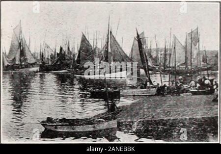 L'École secondaire MagazineMontreal, Canada . Le lavage du linge. Le sable en face d'eux, et dans l'baybeyond ont été les bateaux de pêche avec theirmany voiles colorés. Cette picturesquescene ont attiré de nombreux artistes, et thebeach w comme tented avec chevalets. Maintenant. Cependant, nous avons à peine remarqué, à moins que nous avons été notime s'éclabousser dans l'eau. C'w comme le golfe de Gascogne, dont j'avais toujours entendu a été si rude. Il n'était pas roughthen ; no c'était chaud, calme. andbuoyant Nous cajolé et taquiné pour rester inlonger, mais enfin nous avons dû sortir. une^- au moment où nous étions habillés nous avions Banque D'Images