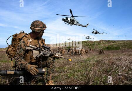 Les Marines américains avec 2e Bataillon, 4e Régiment de Marines, 1 Division de marines d'assurer la sécurité de UH-1Y 3ème oeil avec l'hélicoptère d'attaque léger Marine 469 Escadron, Marine Aircraft Group 39, 3rd Marine Aircraft Wing, à une zone d'atterrissage lors de l'exercice Venom tempête sur l'île San Clemente, Californie, le 15 janvier 2020. La tempête a démontré l'exercice Venom Venom's polyvalence en fournissant des options létales, s'opérant à partir de la mer ou la terre. C'est capacité à déployer rapidement de Ship-to-shore, l'appui des troupes au sol avec son propre feu d'appui organique et être armés et ravitaillés à sites temporaires est inégalé. L Banque D'Images