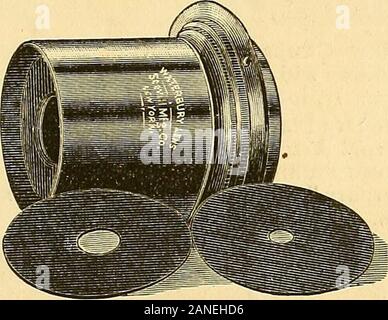 Un manuel de chimie photographique, théorique et pratique . Keouisites photographique amateur. SCOVILLS AMATElUR spécialités. 11 o4^ PROPOSE &lt;m^ Tous les articles d'whicli sont garantis exacts dans Everj Point. Ces tenues sont plus légers, plus compacts, bien plus beau et plus précise que tout ce qu'on offre au même prix. De nombreux photographes professionnels ont acheté et les utilisent en permanence.. La tenue dans chaque objectif, Waterbury o ^recentlybeen qui arrête ont ajouté, vaut le prix de l'ensemble de la tenue. Une tenue préférée, Drice 10,00 $, comprend Banque D'Images