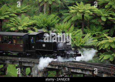 Puffing Billy sur bridge Banque D'Images