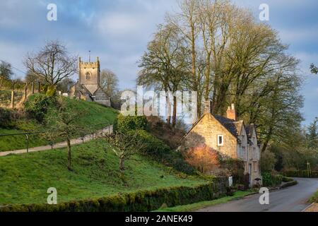 L'église St Oswald et cotswold cottage en pierre dans la région de Compton Abdale. Cotswolds, Gloucestershire, Angleterre Banque D'Images