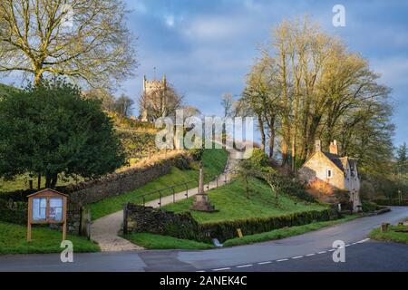 L'église St Oswald et cotswold cottage en pierre dans la région de Compton Abdale. Cotswolds, Gloucestershire, Angleterre Banque D'Images