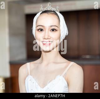 New York, NY - 16 janvier 2020 : danseur Qi Bingxue répond aux médias à l'aperçu de la presse de Grand Lac des cygnes par le Ballet de Shanghai, au Lincoln Center, David Koch Theatre Banque D'Images