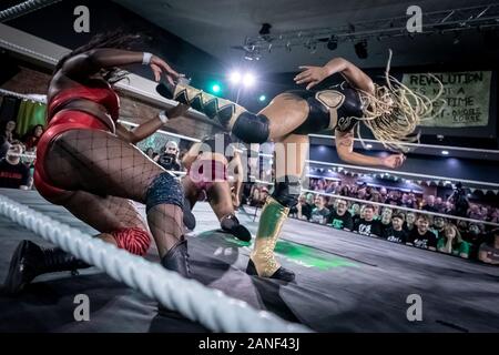 Tournoi de Lutte Queuendom 3 au lieu de Londres Ouest par Pro-Wrestling : Eve, lutte professionnelle pour les femmes. Banque D'Images