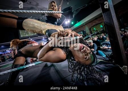 Tournoi de Lutte Queuendom 3 au lieu de Londres Ouest par Pro-Wrestling : Eve, lutte professionnelle pour les femmes. Banque D'Images