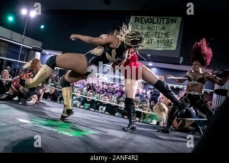 Tournoi de Lutte Queuendom 3 au lieu de Londres Ouest par Pro-Wrestling : Eve, lutte professionnelle pour les femmes. Banque D'Images