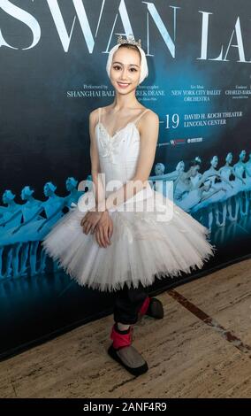 New York, États-Unis. 16 janvier, 2020. Dancer Qi Bingxue répond aux médias à l'aperçu de la presse de Grand Lac des cygnes par le Ballet de Shanghai, au Lincoln Center, David Koch Theatre (photo de Lev Radin/Pacific Press) Credit : Pacific Press Agency/Alamy Live News Banque D'Images