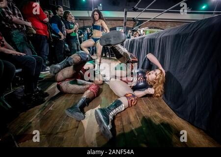 Tournoi de Lutte Queuendom 3 au lieu de Londres Ouest par Pro-Wrestling : Eve, lutte professionnelle pour les femmes. Banque D'Images