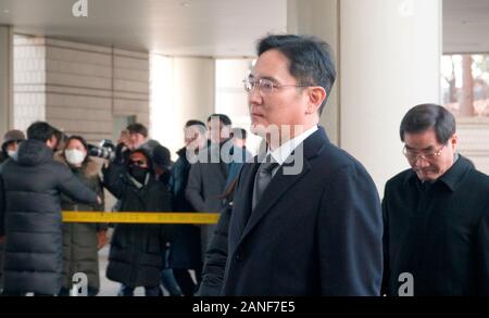 Haute cour de Séoul en Corée du Sud. 17 janvier, 2020. Séoul, Corée du Sud. 17 janvier, 2020. Lee Jae-Yong, Jan 17, 2020 : Samsung Electronics Vice-président Lee Jae-Yong arrive à la Haute Cour de Séoul à Séoul, Corée du Sud. Lee a assisté à un procès en appel le vendredi après que la Cour suprême a ordonné la cour d'appel en août 2019, de revoir sa prison avec sursis pour lui plus de corruption d'un confident de l'ancien président Park Geun-Hye emprisonnés, les médias locaux ont rapporté. Credit : Lee Jae-Won/AFLO/Alamy Live News Banque D'Images