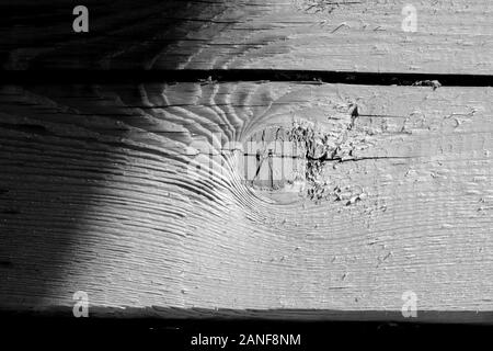 Close-up d'un mur de planches en bois éclairé par le soleil. Le noir et blanc Banque D'Images