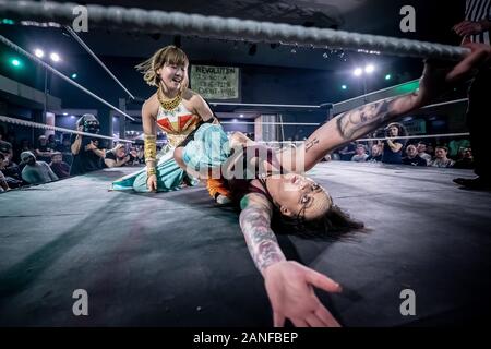 Lana Austin contre Yuka Sakazaki au tournoi de La « Lutte Queudom 3 » au lieu de Londres Ouest par Pro-Wrestling: Eve, la lutte professionnelle des femmes. Banque D'Images