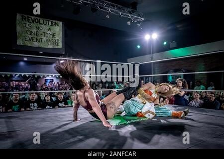 Lana Austin contre Yuka Sakazaki au tournoi de La « Lutte Queudom 3 » au lieu de Londres Ouest par Pro-Wrestling: Eve, la lutte professionnelle des femmes. Banque D'Images