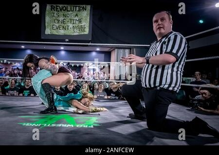 Lana Austin contre Yuka Sakazaki au tournoi de La « Lutte Queudom 3 » au lieu de Londres Ouest par Pro-Wrestling: Eve, la lutte professionnelle des femmes. Banque D'Images