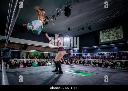 Lana Austin contre Yuka Sakazaki au tournoi de La « Lutte Queudom 3 » au lieu de Londres Ouest par Pro-Wrestling: Eve, la lutte professionnelle des femmes. Banque D'Images