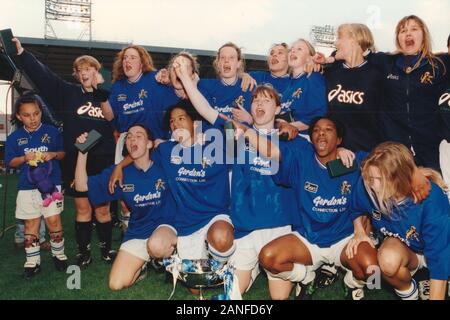 L'équipe de Millwall célèbrent la victoire lors des Lionnes Millwall vs Wembley, FA Women's Cup de Football Final à la nouvelle Den, Millwall FC le 4 mai 1997 Banque D'Images