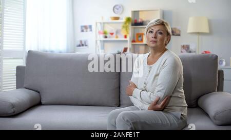 Grand-mère frustrée malheureusement à la caméra dans l'âme, la douleur, la tristesse ou la dépression Banque D'Images