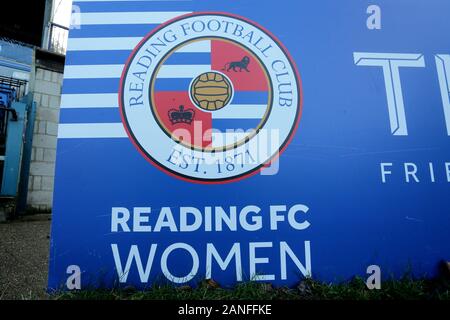 La lecture de l'avant la signalisation Femmes FC Reading FC Arsenal vs les femmes Les femmes, Barclays FA Women's Super League Football à Adams Park le 8 décembre 2019 Banque D'Images