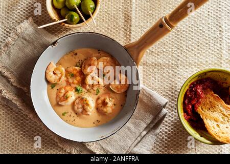 Les homards langoustines en sauce crème-fromage ou sauce sahne kase dans le moule sur le restaurant rustique, avec bol d'olives et le pain blanc en sauce, voir Banque D'Images